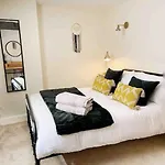 Riverside Apartment - York